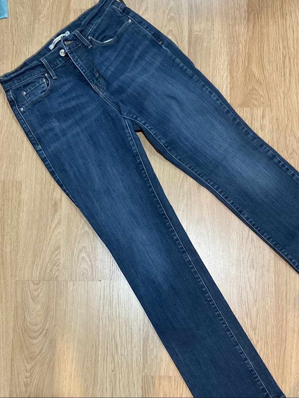 Levi's Women's Straight Leg Jeans in Dark Blue Wash FLAW